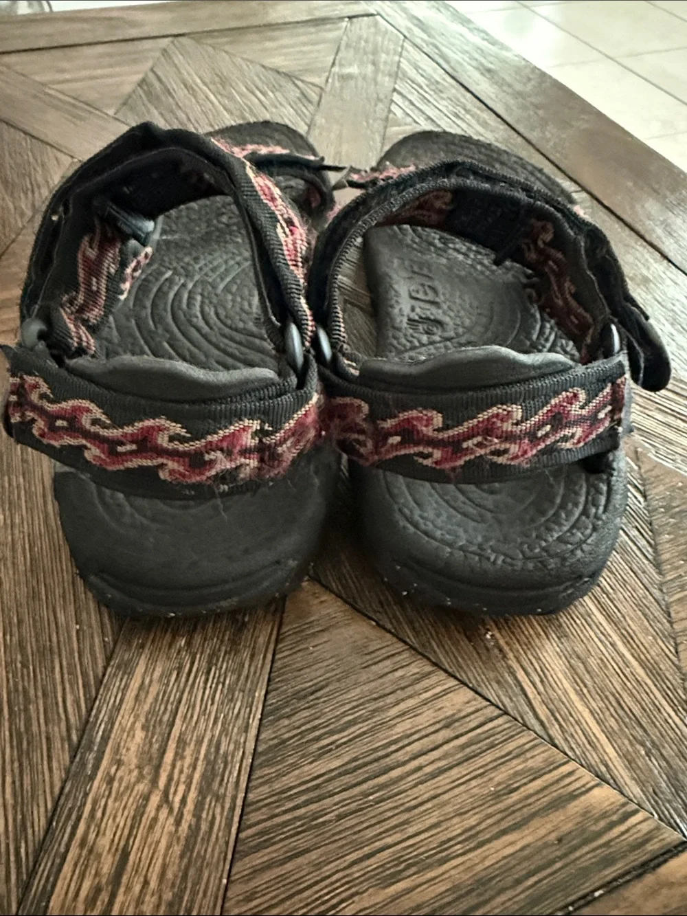 Teva Vintage Terradactyl Sport Sandals Black & Red Aztec Print Men’s Size 10